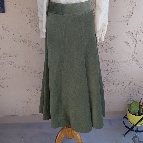 Vintage Bloomingdale's Green Corduroy Midi Skirt - Picture 5 of 8